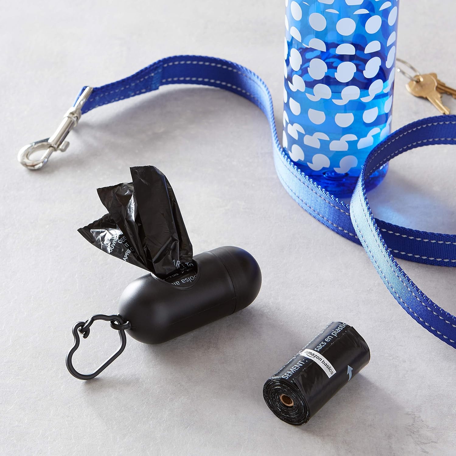Bolsas para Excrementos de Perro Amazon Basics 300 Unidades – Con Dispensador y Clip para Correa, Sin Fragancia (20 Rollos x 15 Bolsas)